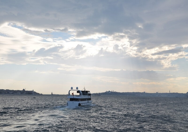 istanbul-bosphorus-boat istanbul-bosphorus-boat