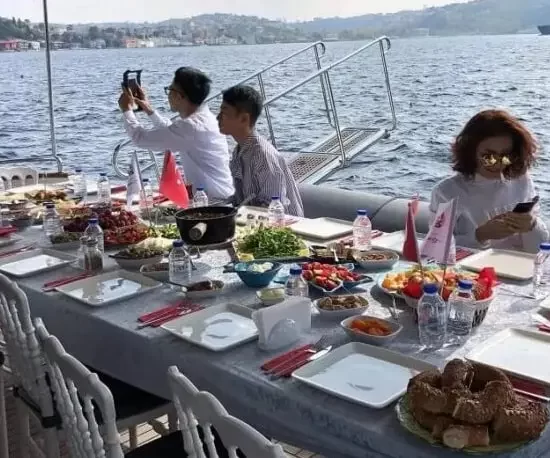 bosphorus-cruise-yacht-with-lunch