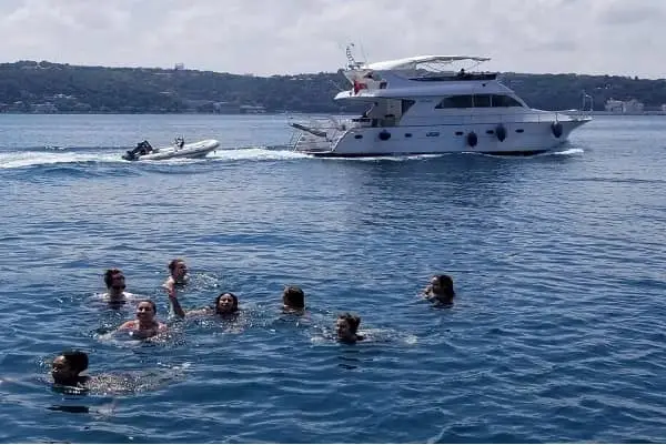 istanbul swimming tour by yacht